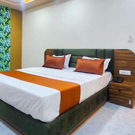 Hotel Nova Blue Ахмедабад Екстериор снимка