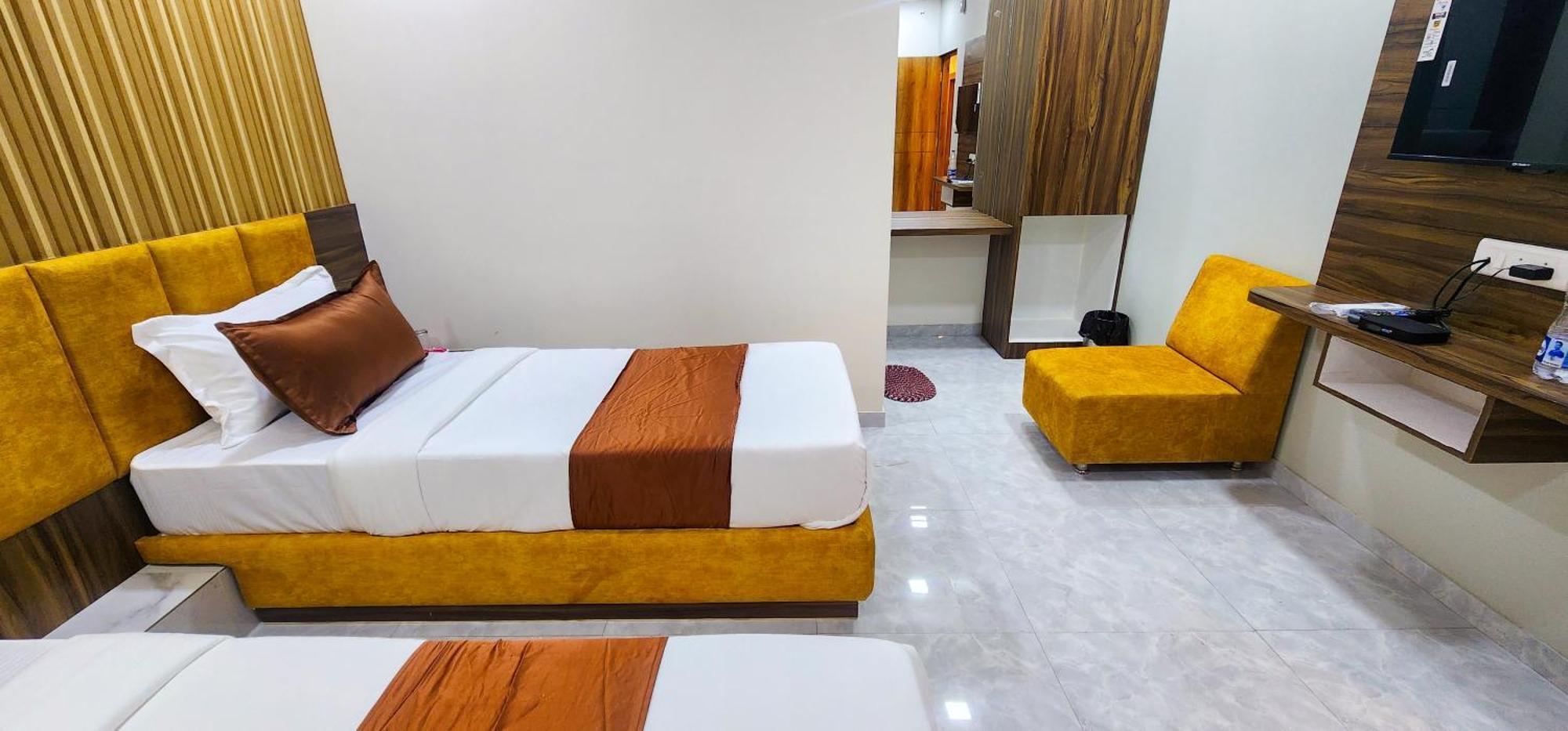 Hotel Nova Blue Ахмедабад Екстериор снимка