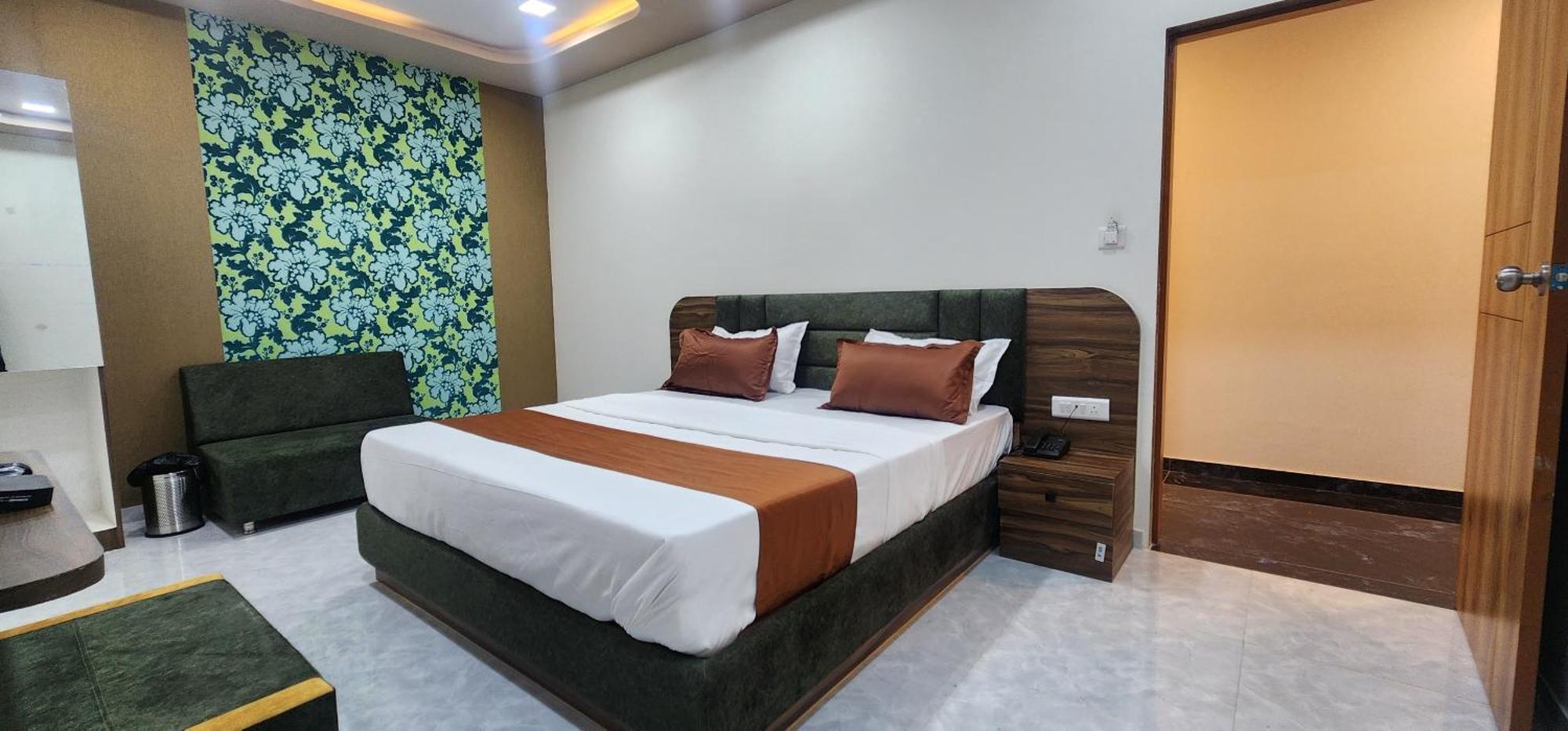 Hotel Nova Blue Ахмедабад Екстериор снимка