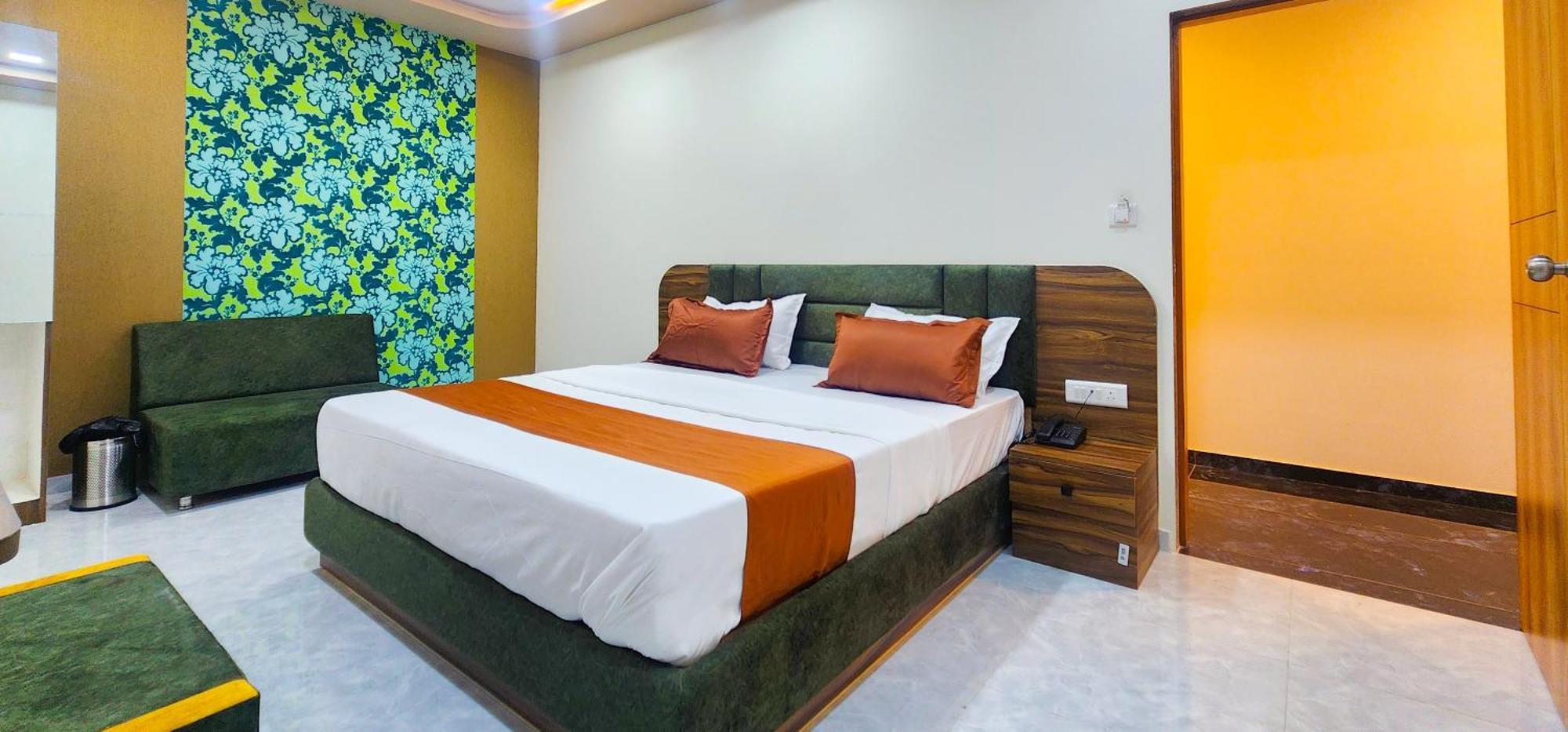 Hotel Nova Blue Ахмедабад Екстериор снимка