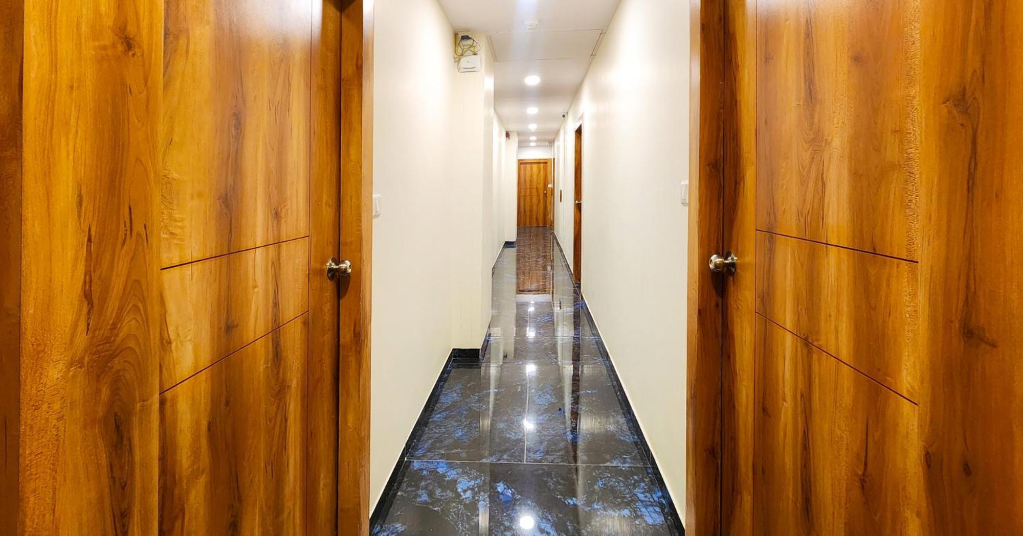 Hotel Nova Blue Ахмедабад Екстериор снимка