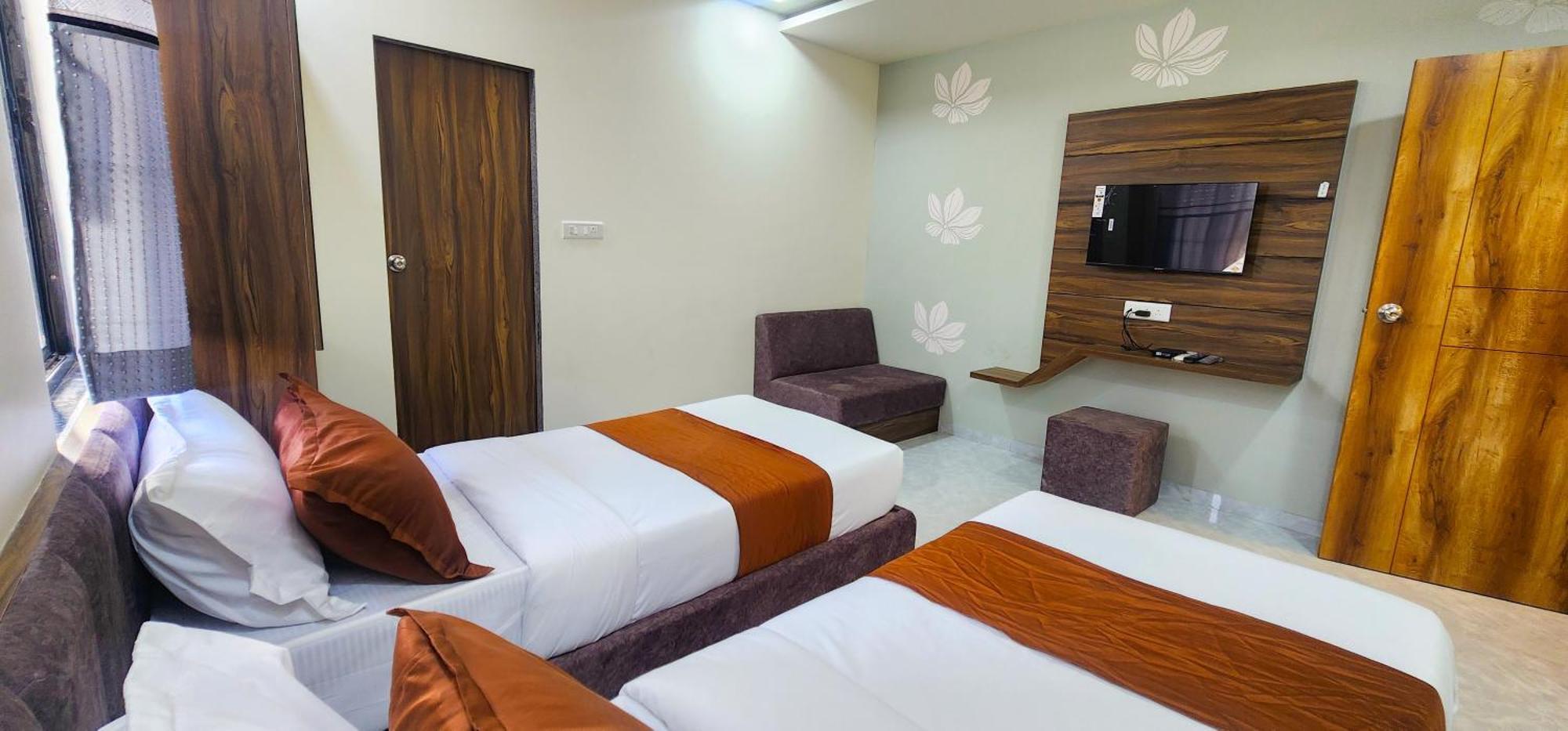 Hotel Nova Blue Ахмедабад Екстериор снимка