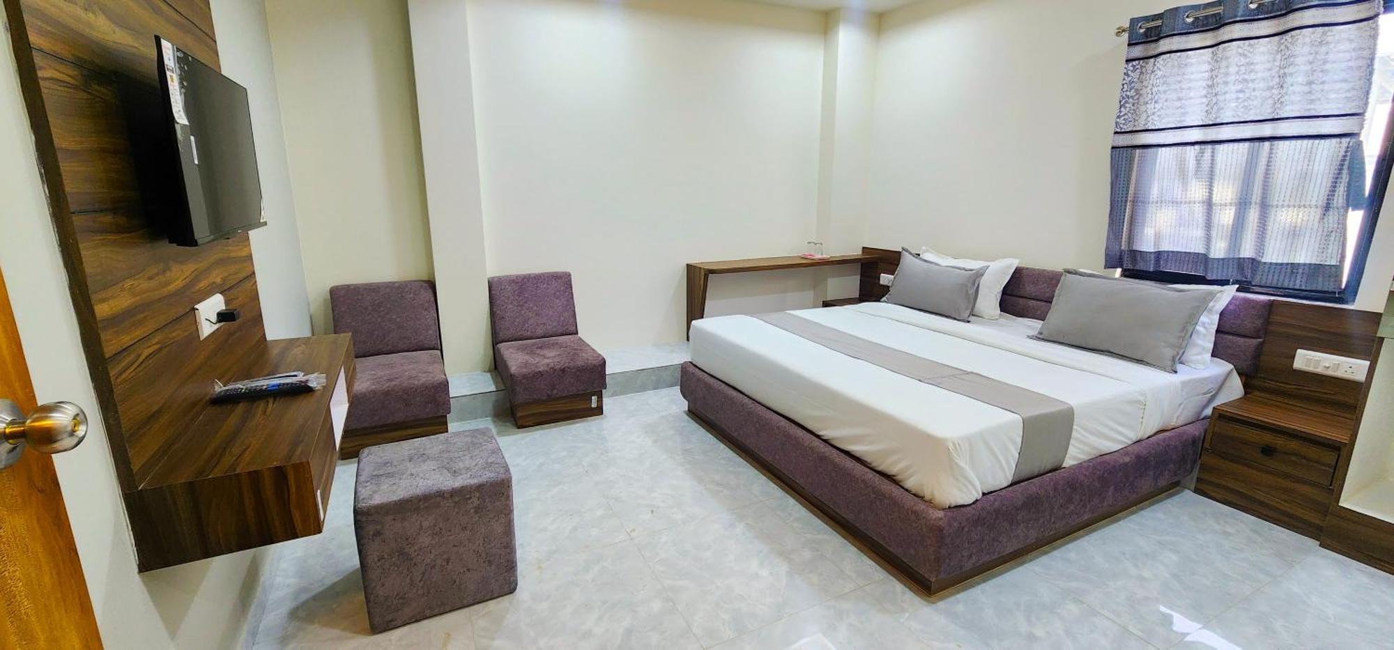 Hotel Nova Blue Ахмедабад Екстериор снимка