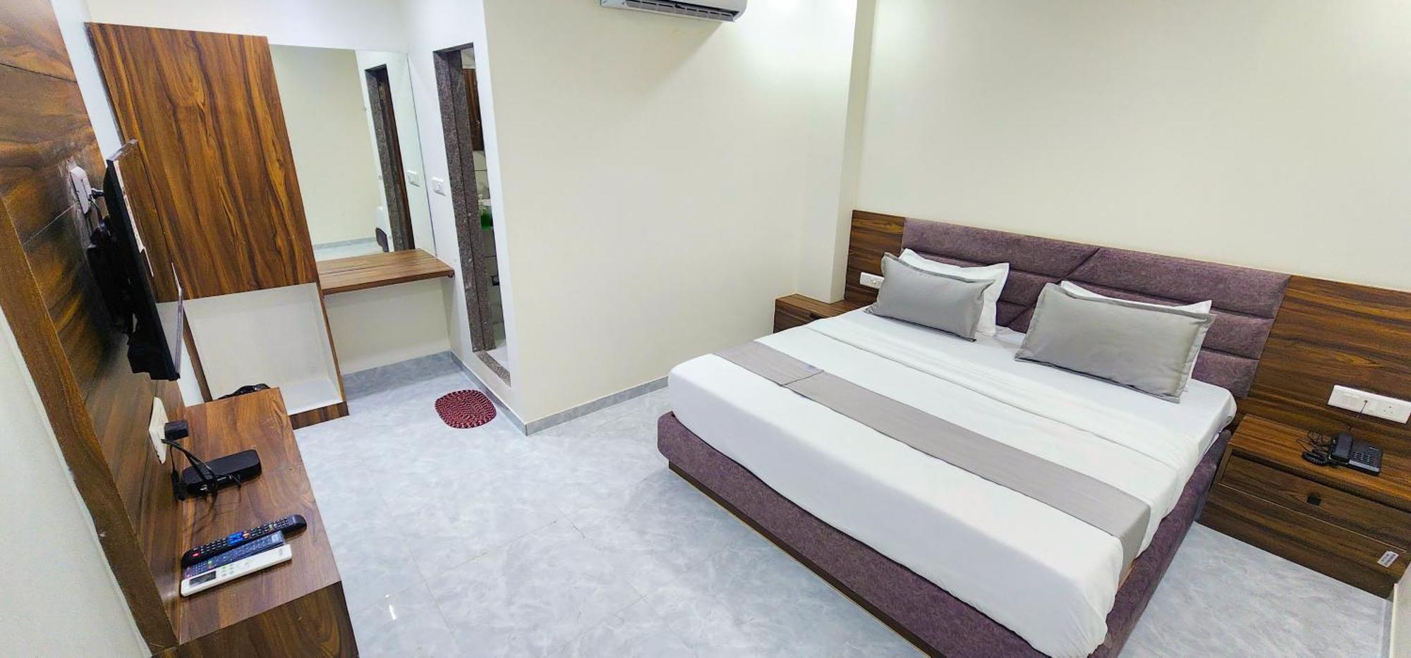 Hotel Nova Blue Ахмедабад Екстериор снимка