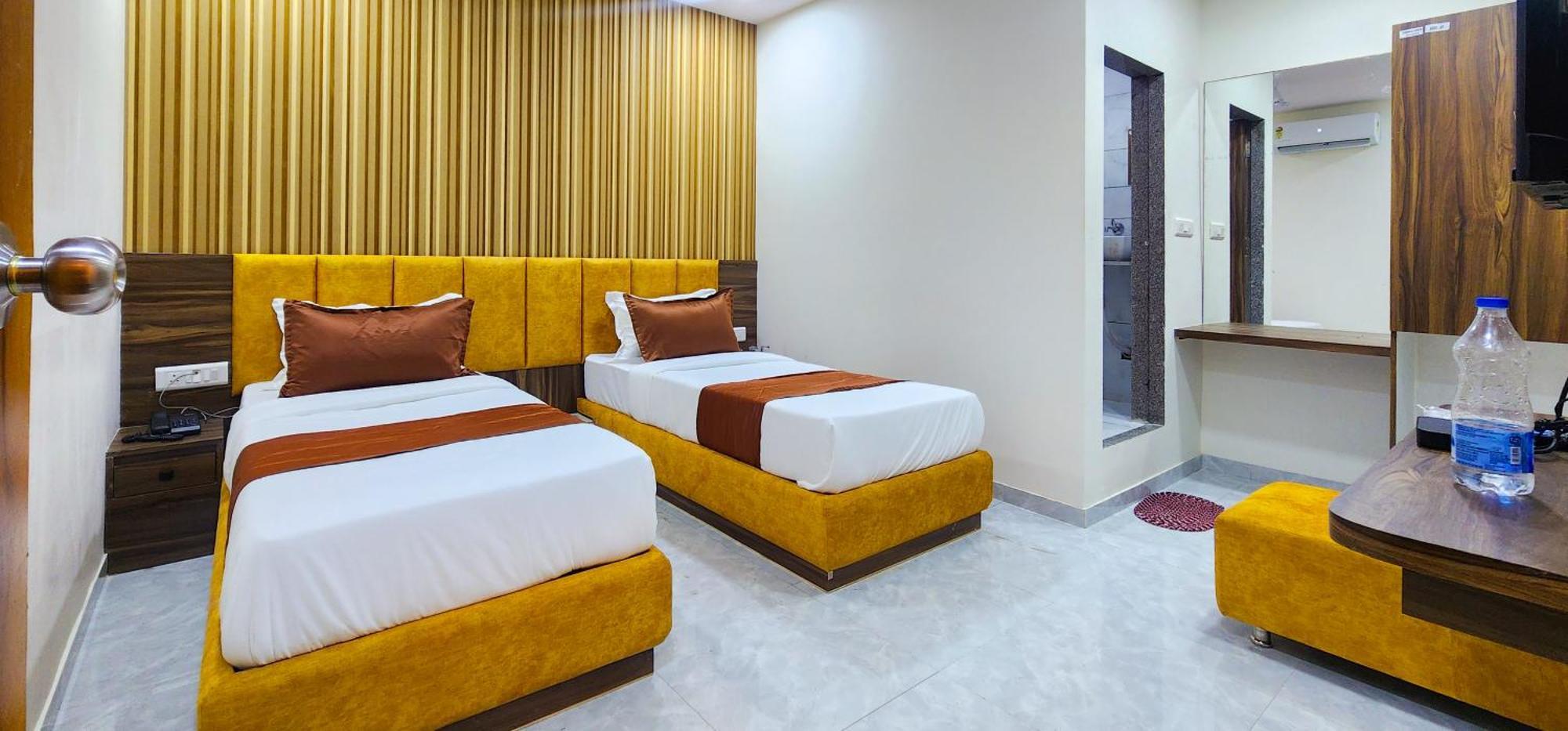Hotel Nova Blue Ахмедабад Екстериор снимка