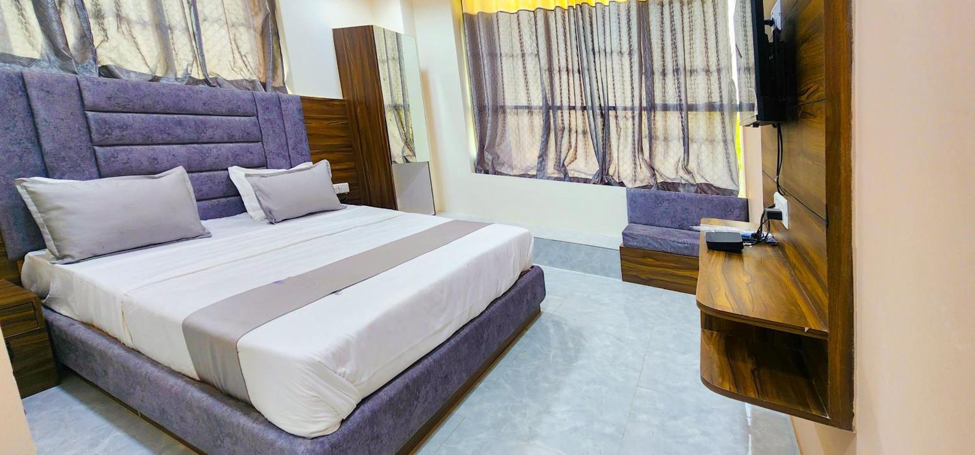 Hotel Nova Blue Ахмедабад Екстериор снимка