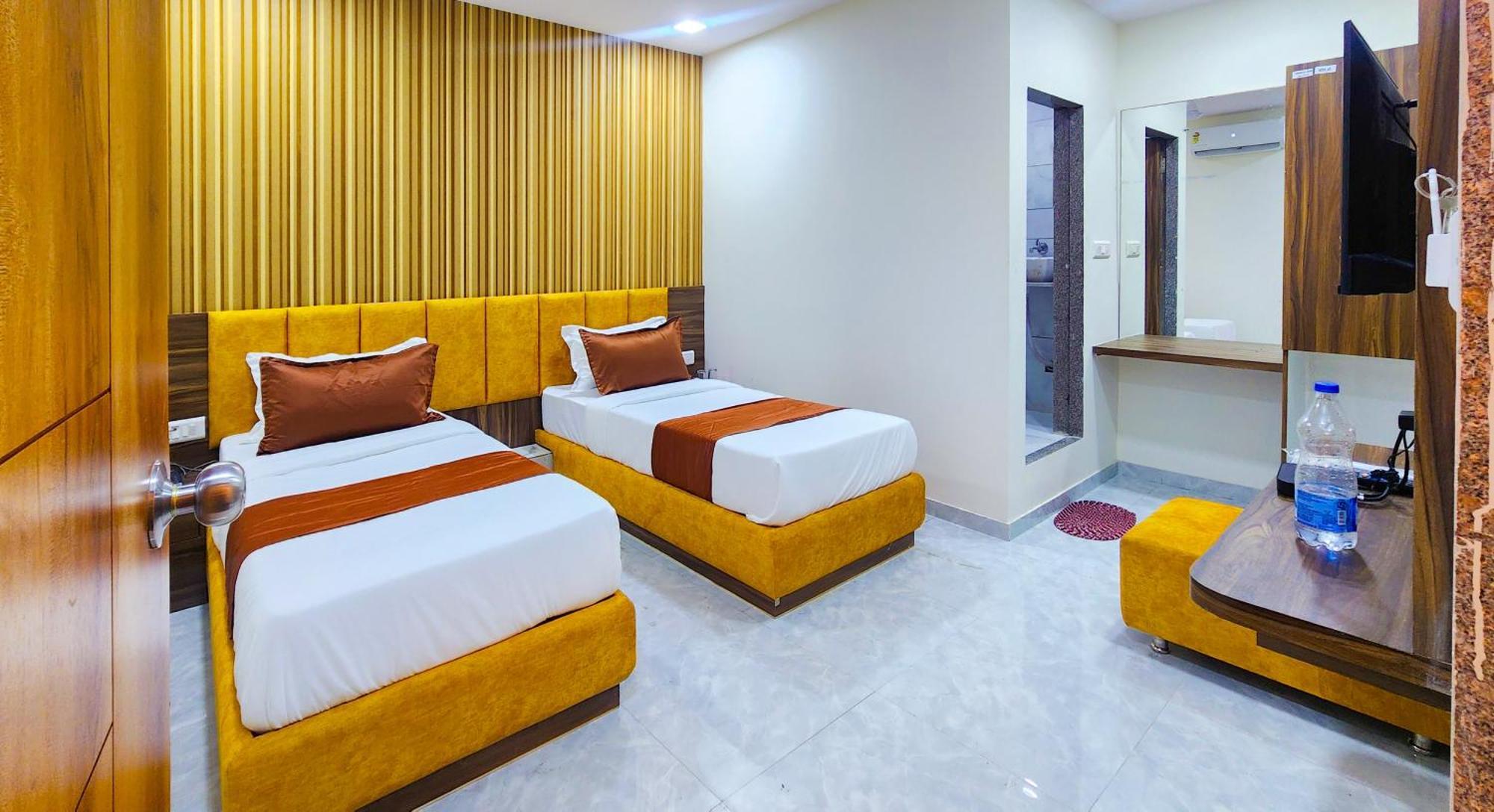 Hotel Nova Blue Ахмедабад Екстериор снимка