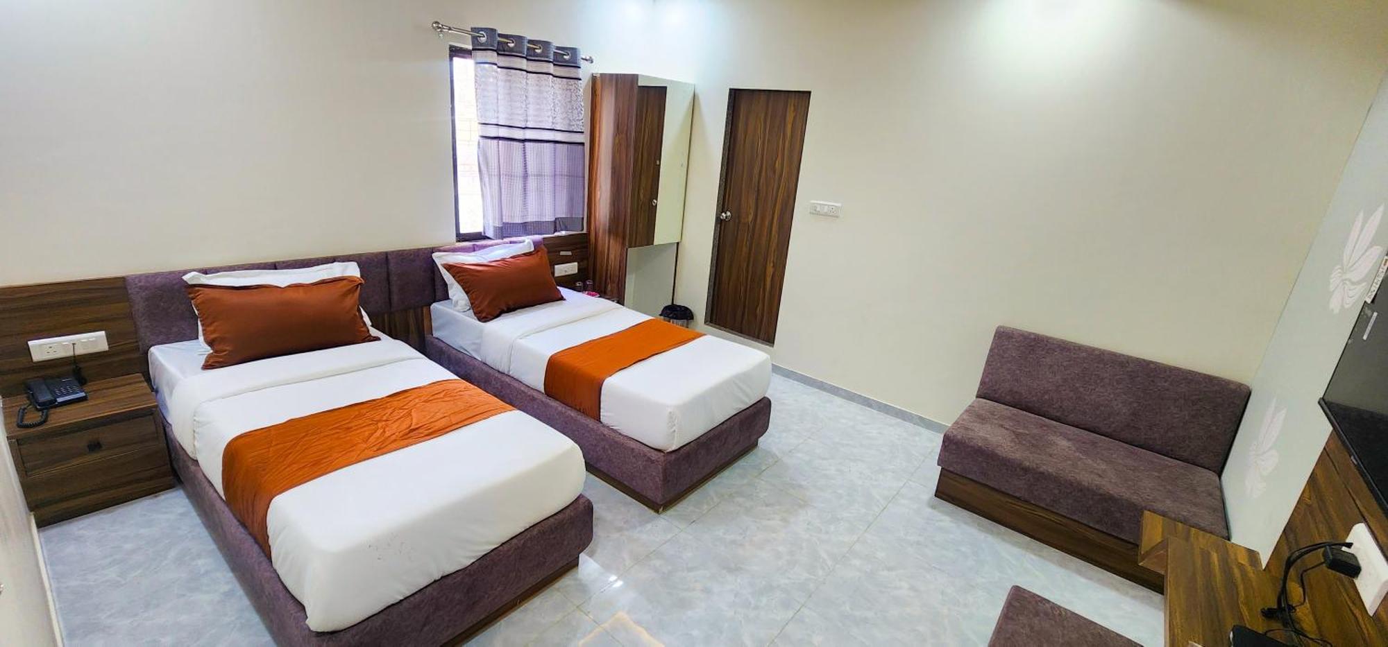 Hotel Nova Blue Ахмедабад Екстериор снимка