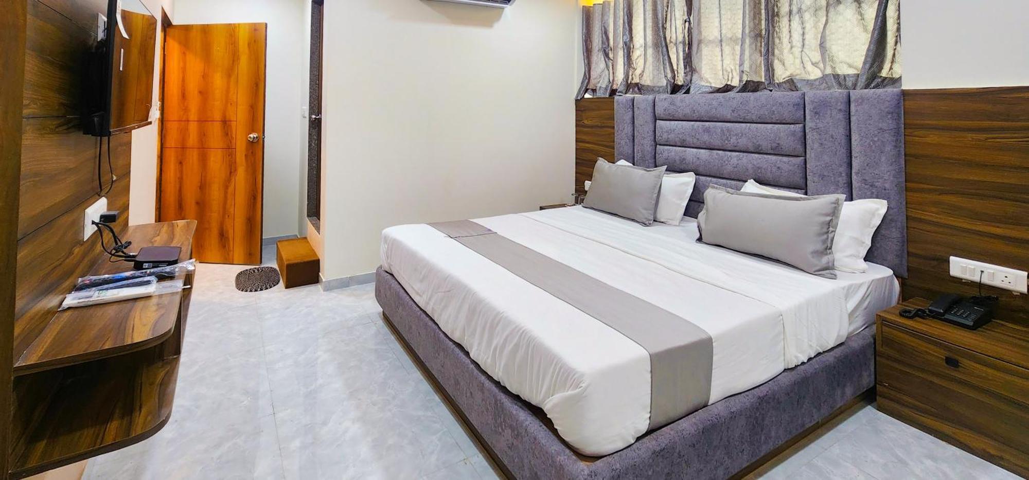 Hotel Nova Blue Ахмедабад Екстериор снимка