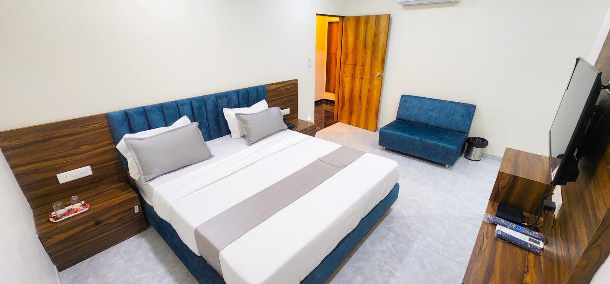 Hotel Nova Blue Ахмедабад Екстериор снимка