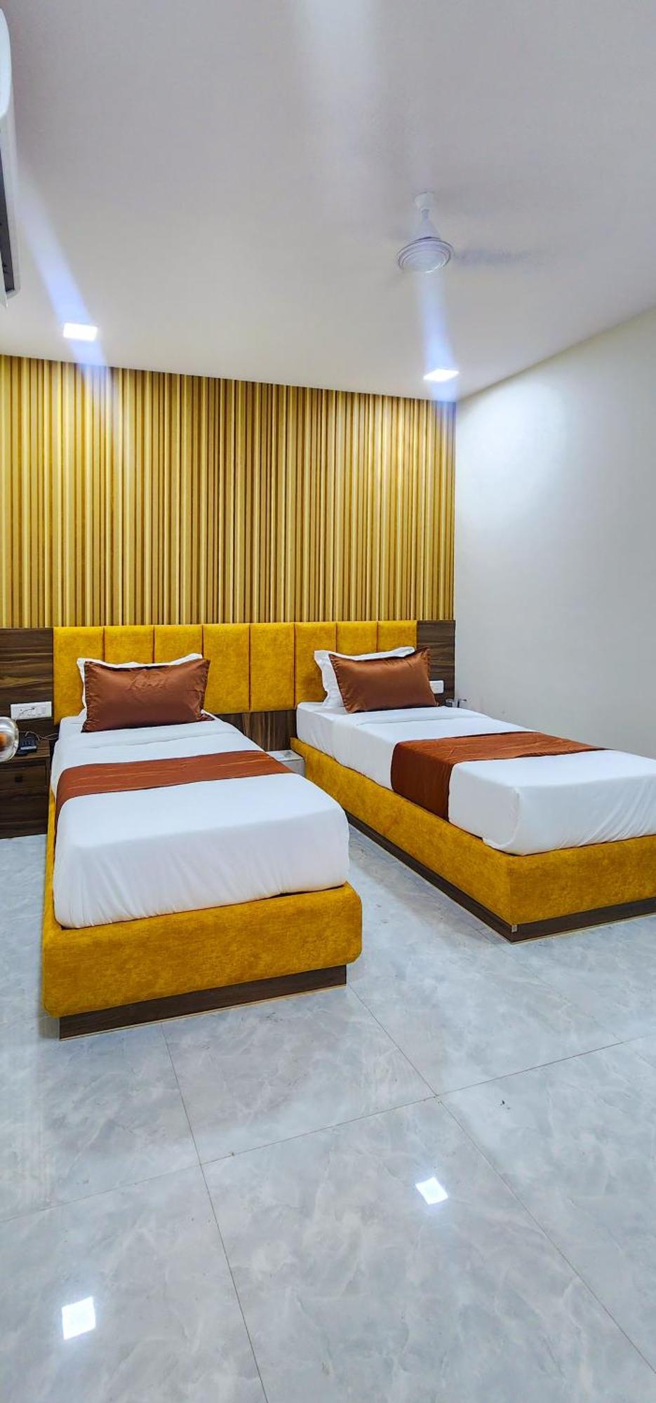 Hotel Nova Blue Ахмедабад Екстериор снимка