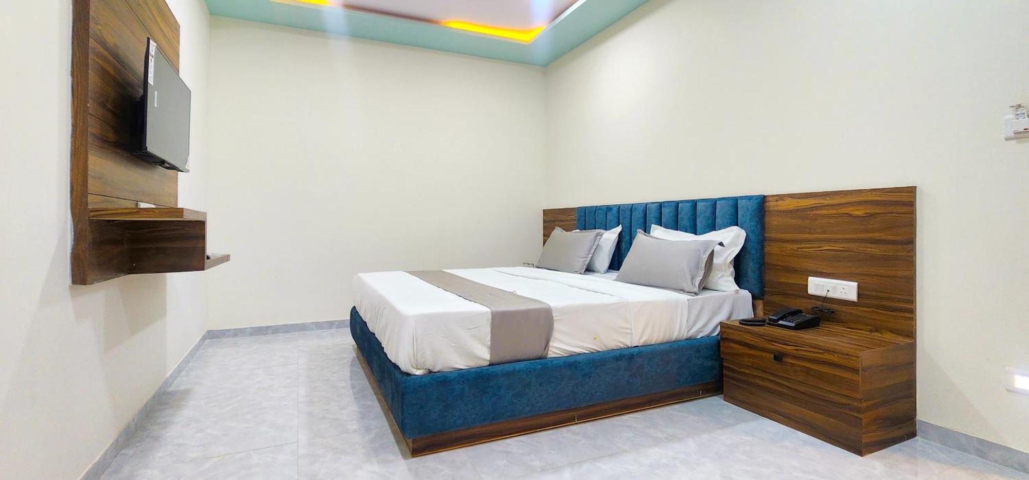 Hotel Nova Blue Ахмедабад Екстериор снимка