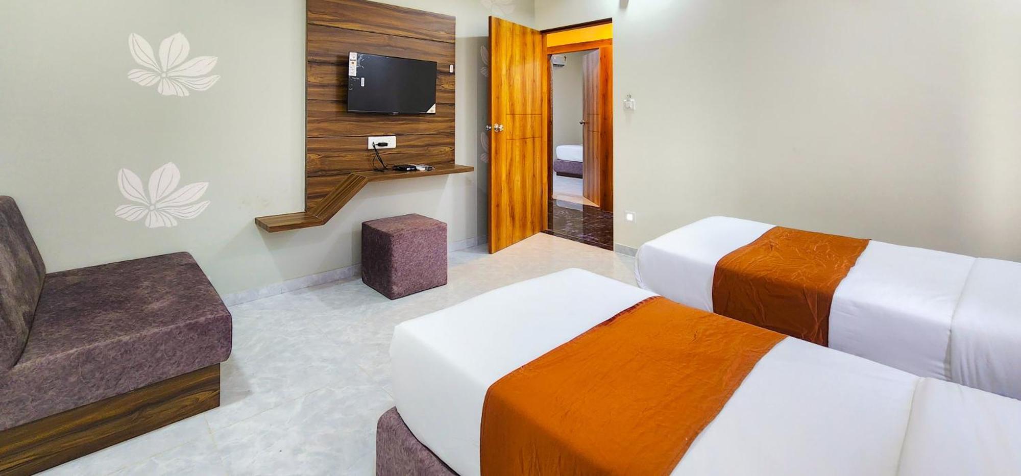 Hotel Nova Blue Ахмедабад Екстериор снимка