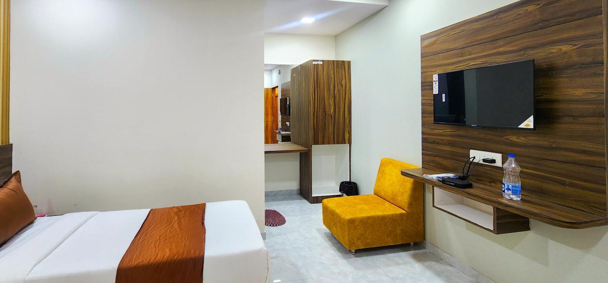 Hotel Nova Blue Ахмедабад Екстериор снимка