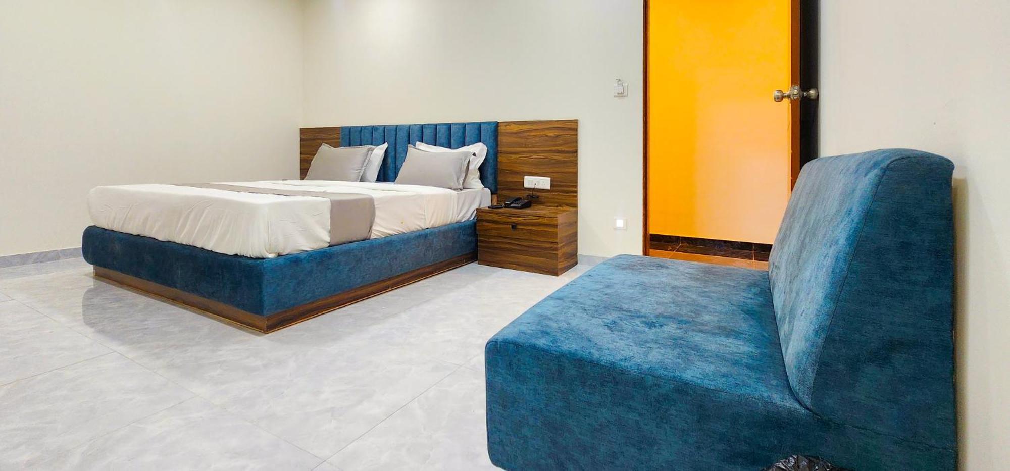 Hotel Nova Blue Ахмедабад Екстериор снимка