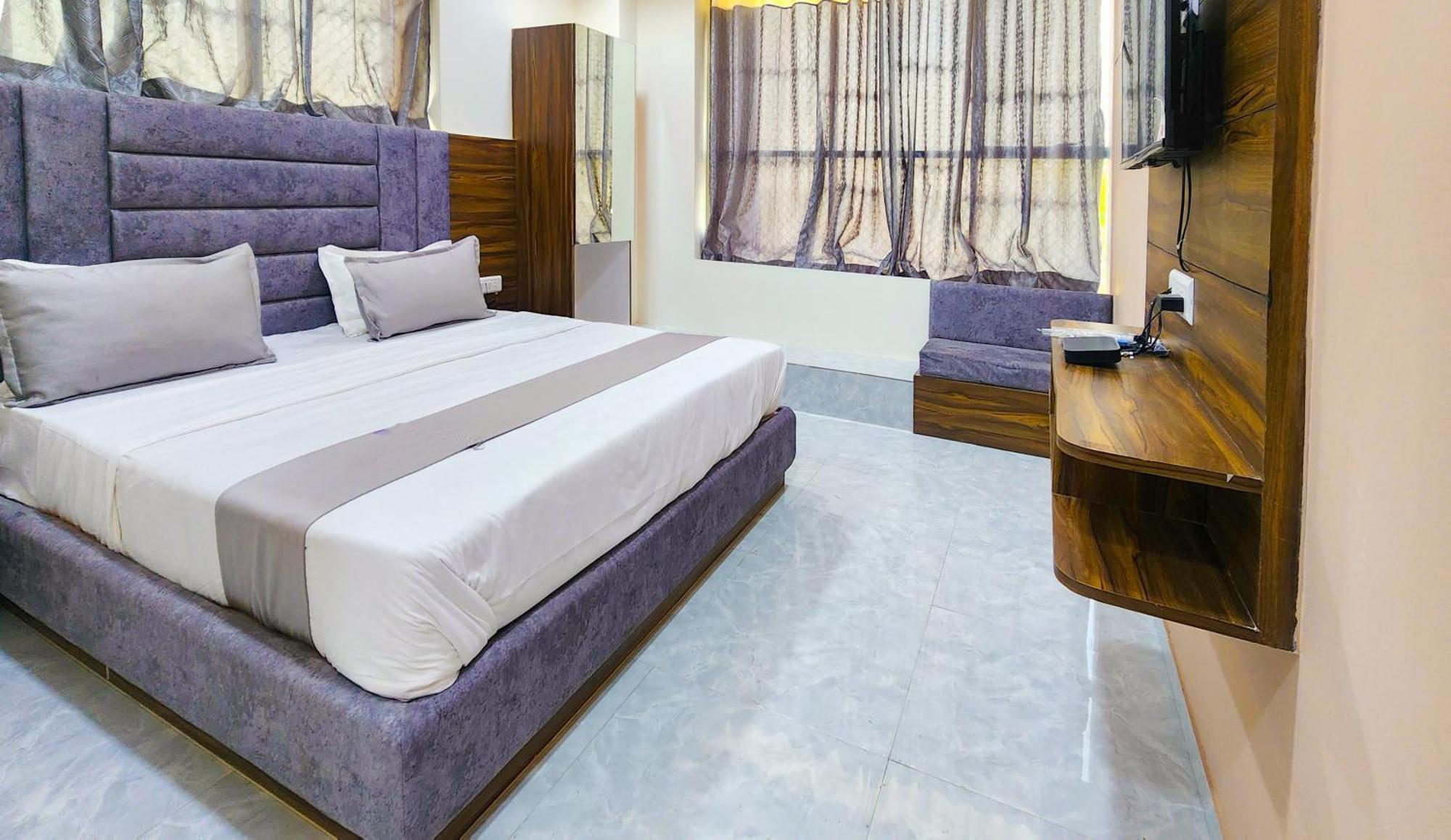 Hotel Nova Blue Ахмедабад Екстериор снимка