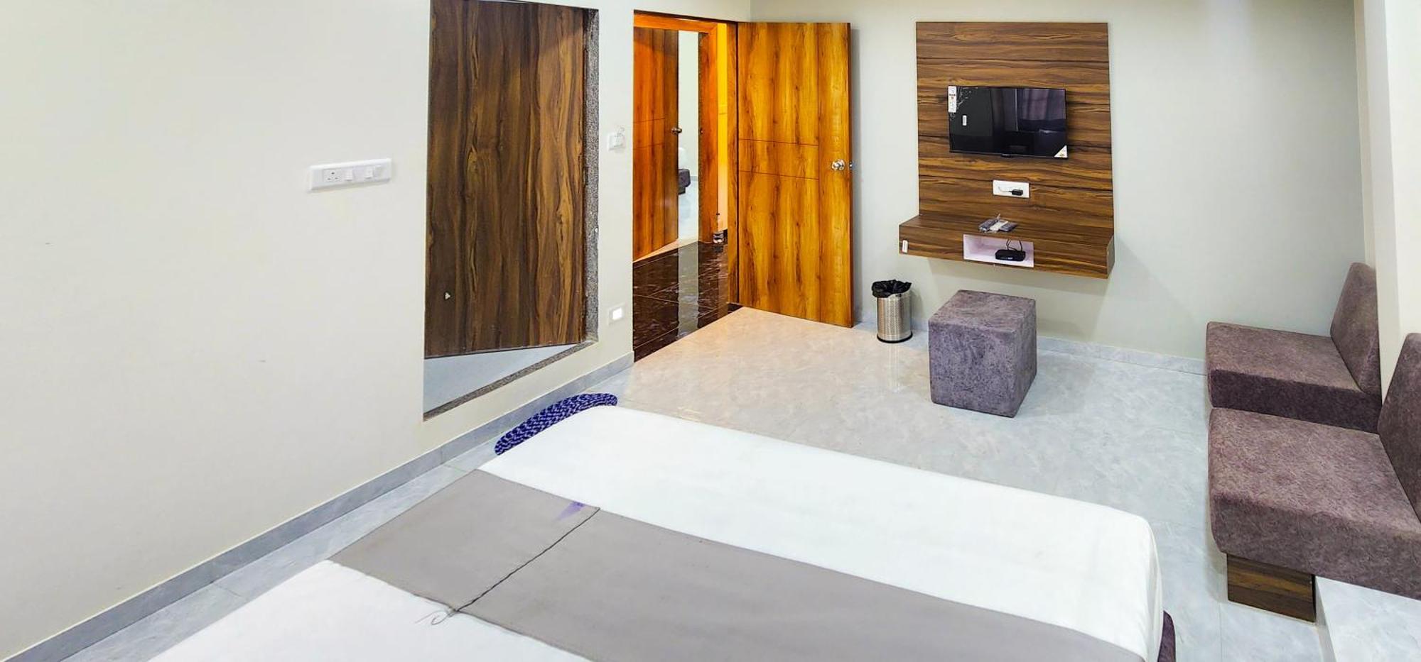 Hotel Nova Blue Ахмедабад Екстериор снимка