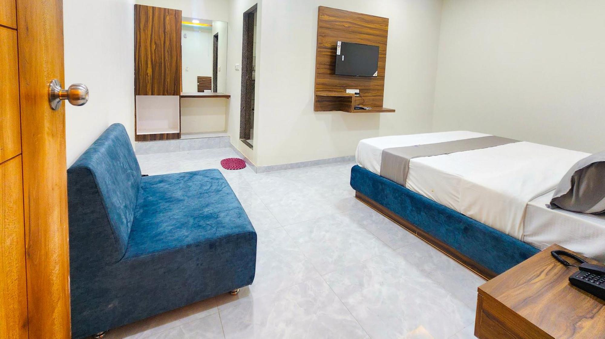 Hotel Nova Blue Ахмедабад Екстериор снимка