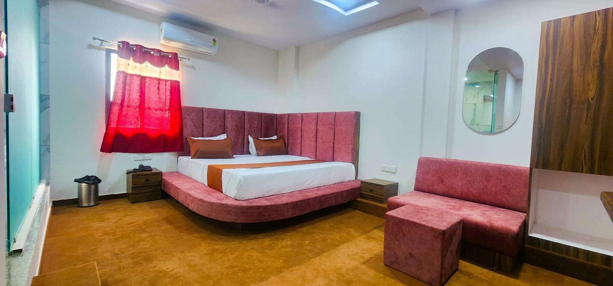 Hotel Nova Blue Ахмедабад Екстериор снимка