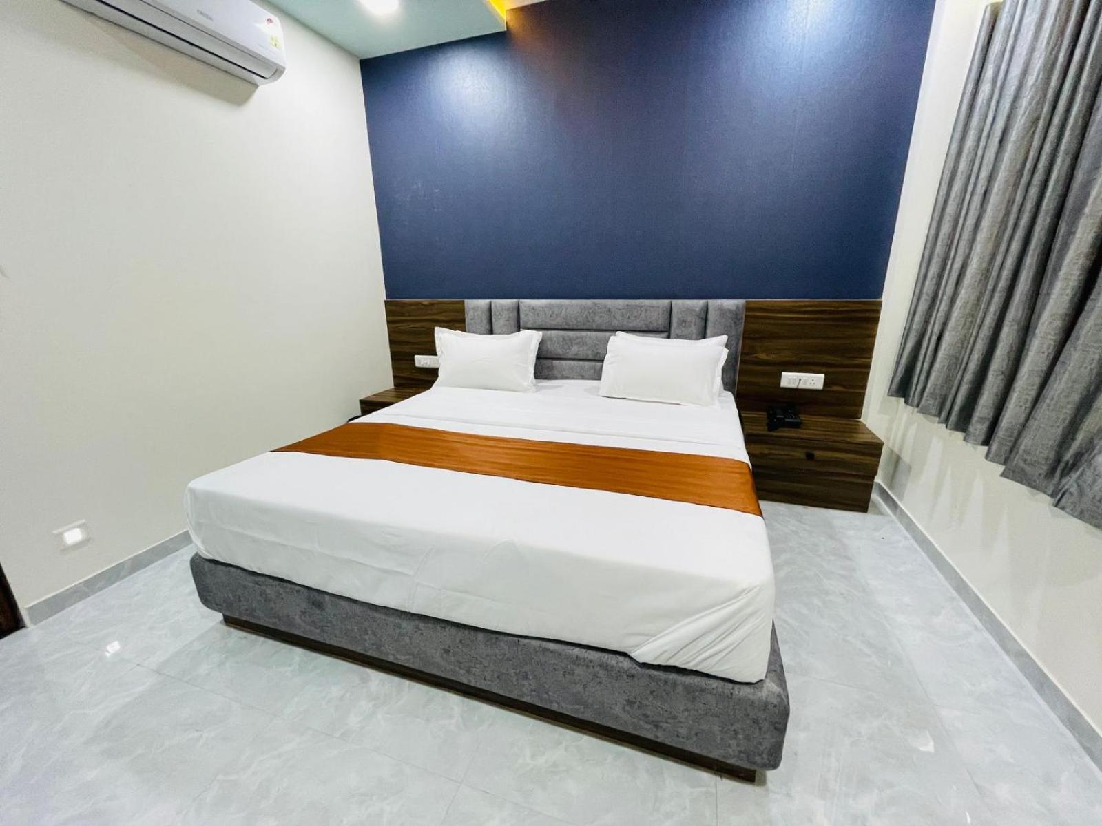 Hotel Nova Blue Ахмедабад Екстериор снимка