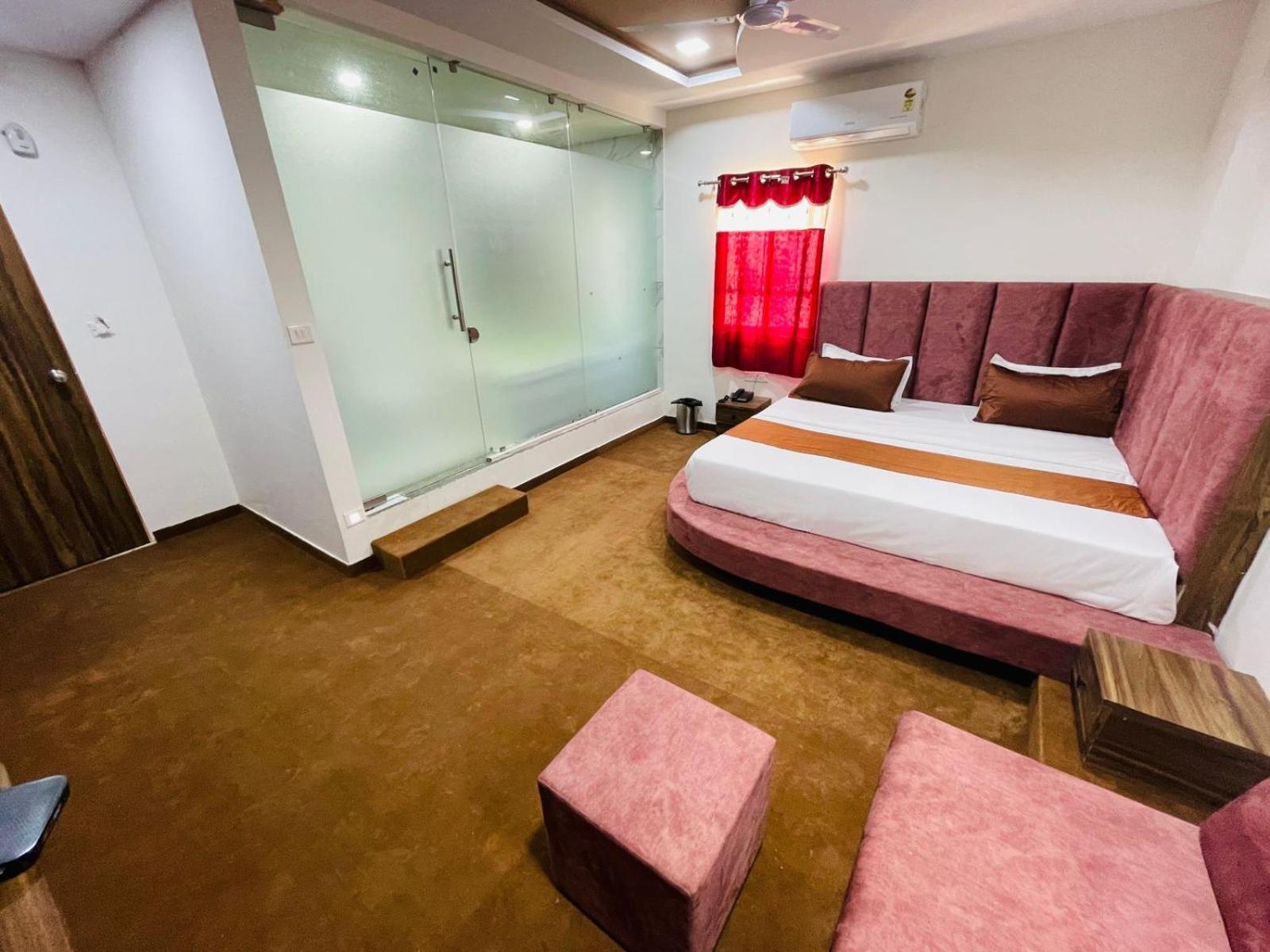 Hotel Nova Blue Ахмедабад Екстериор снимка