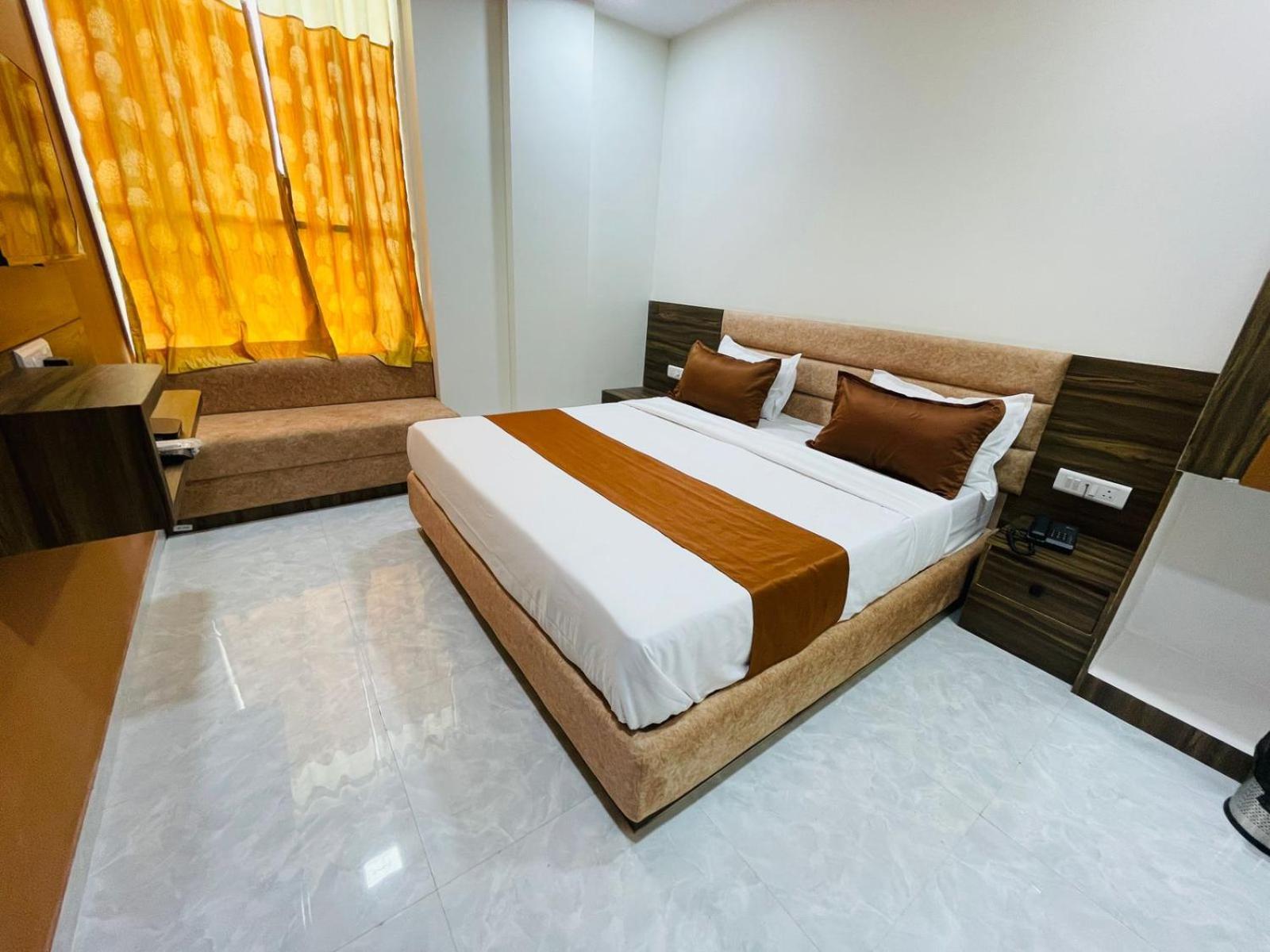 Hotel Nova Blue Ахмедабад Екстериор снимка