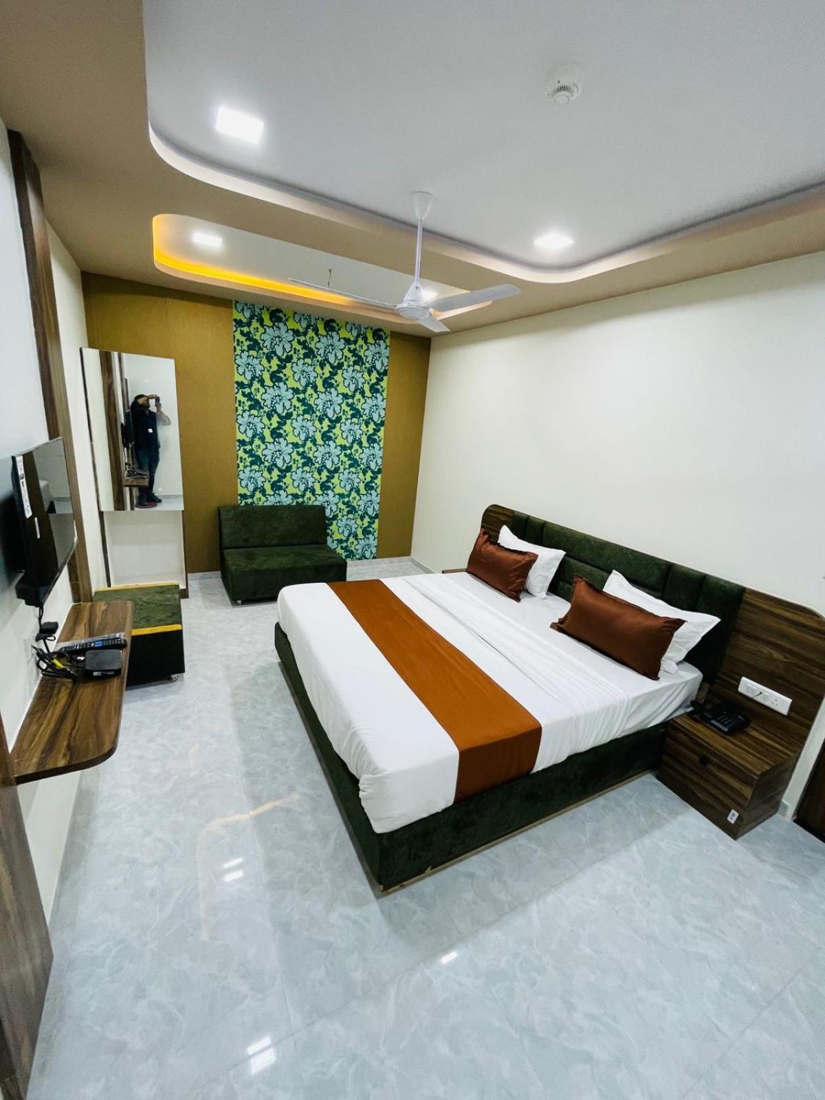 Hotel Nova Blue Ахмедабад Екстериор снимка
