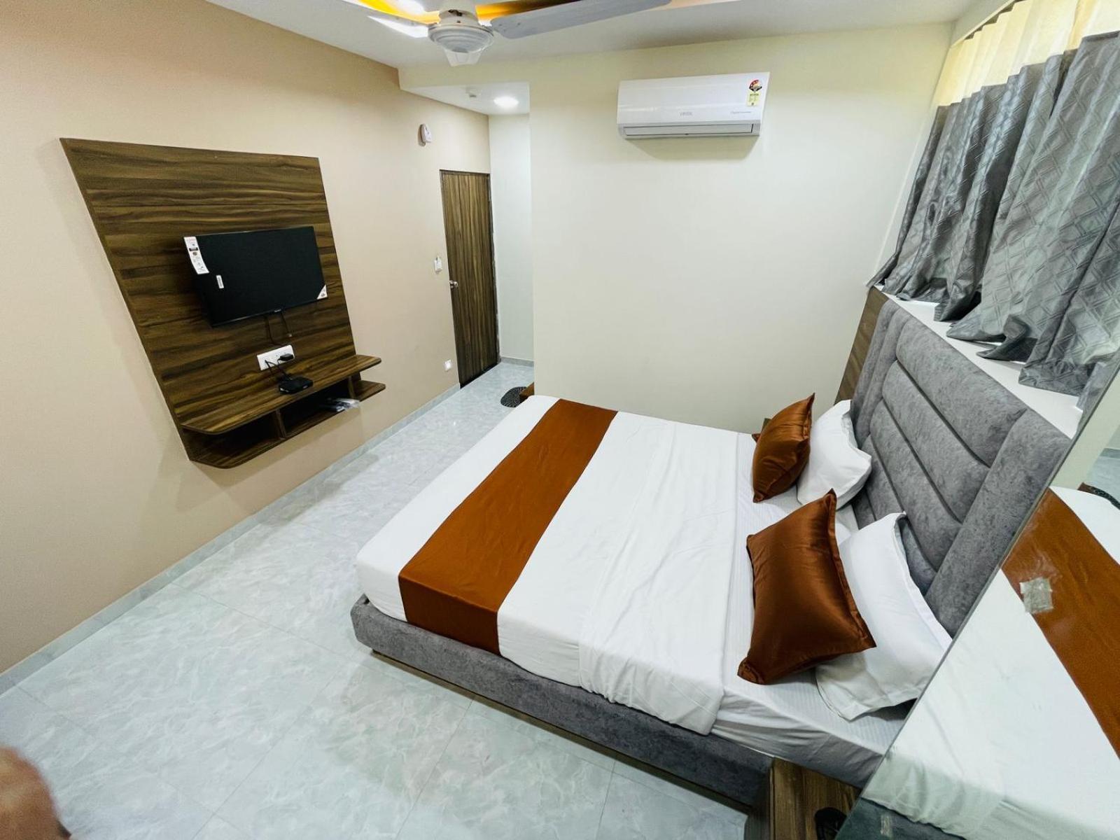 Hotel Nova Blue Ахмедабад Екстериор снимка