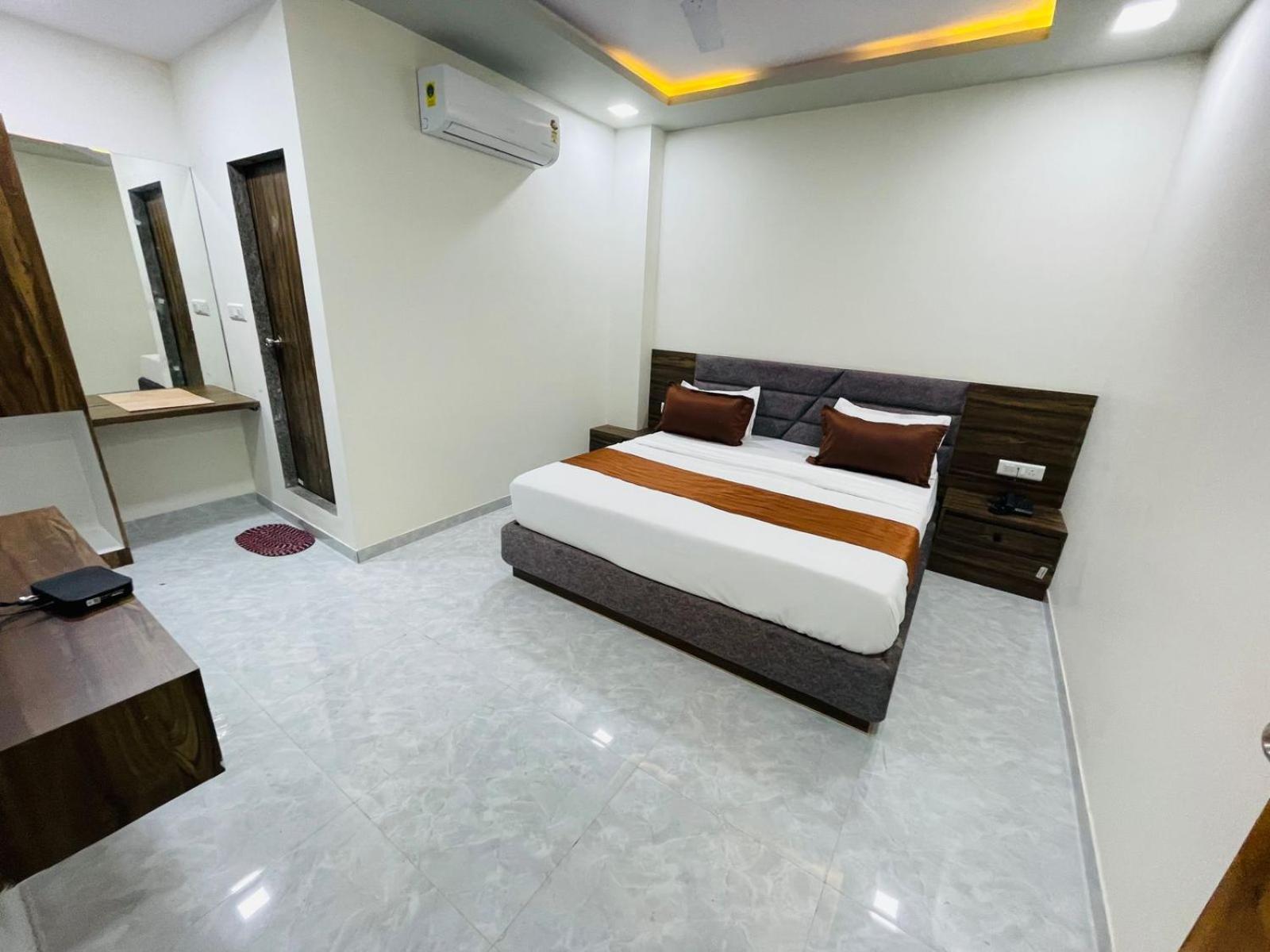 Hotel Nova Blue Ахмедабад Екстериор снимка