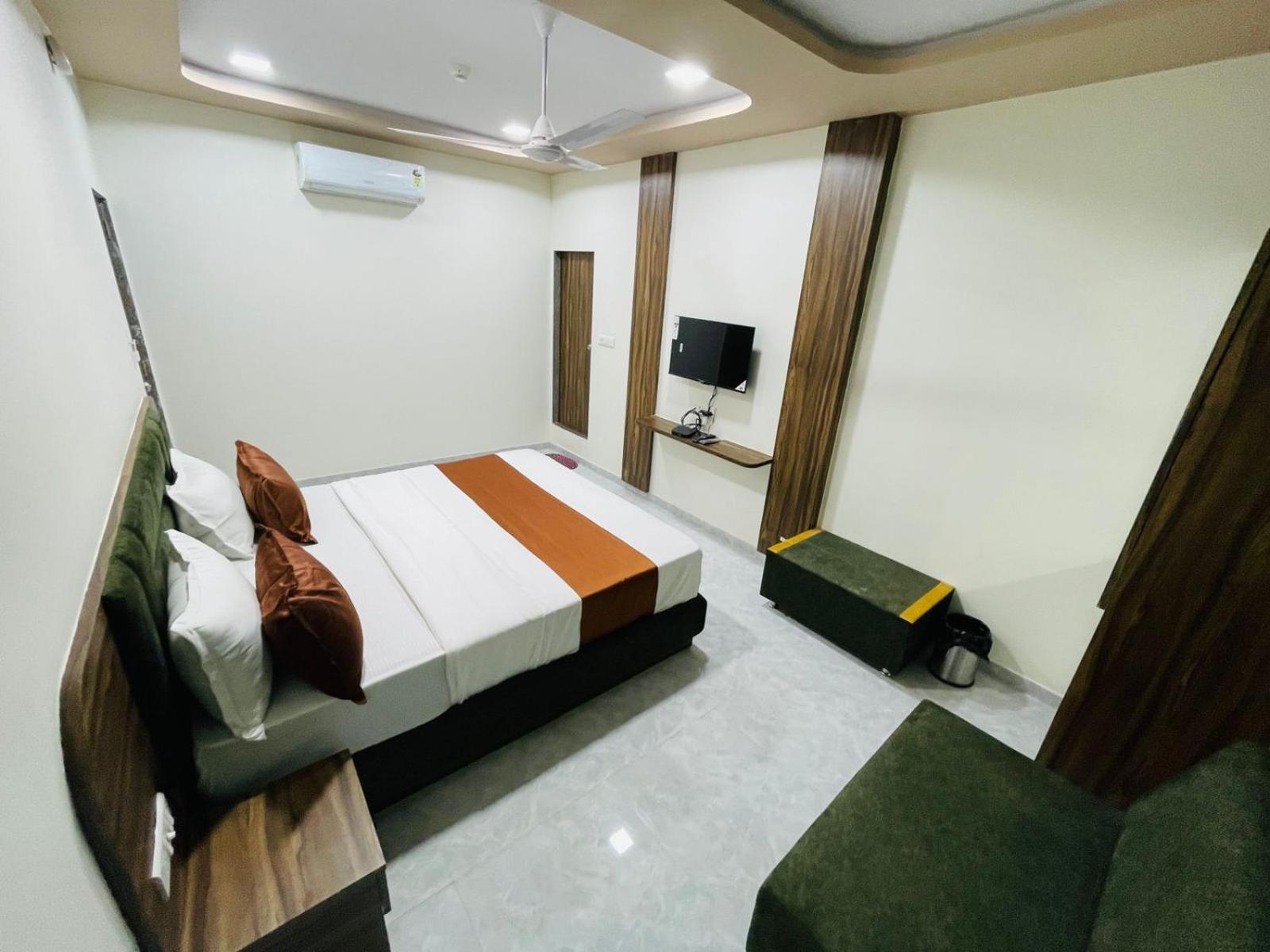 Hotel Nova Blue Ахмедабад Екстериор снимка