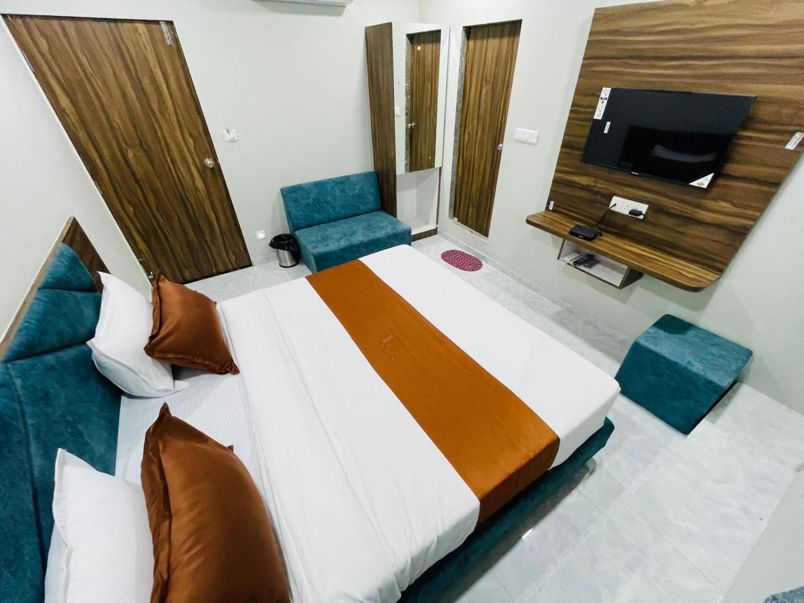Hotel Nova Blue Ахмедабад Екстериор снимка
