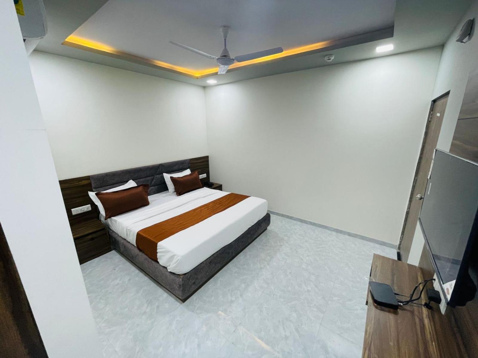 Hotel Nova Blue Ахмедабад Екстериор снимка