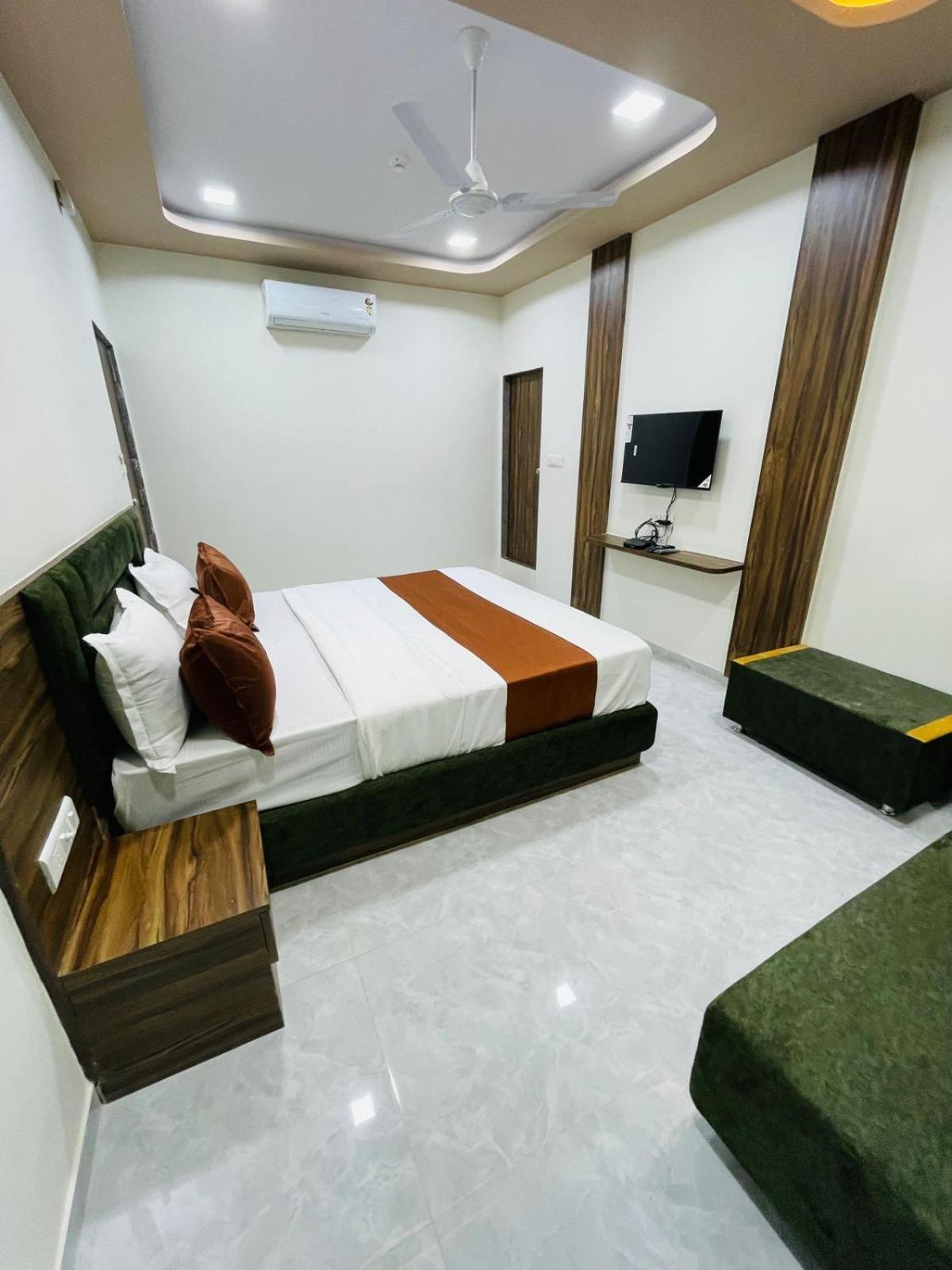 Hotel Nova Blue Ахмедабад Екстериор снимка