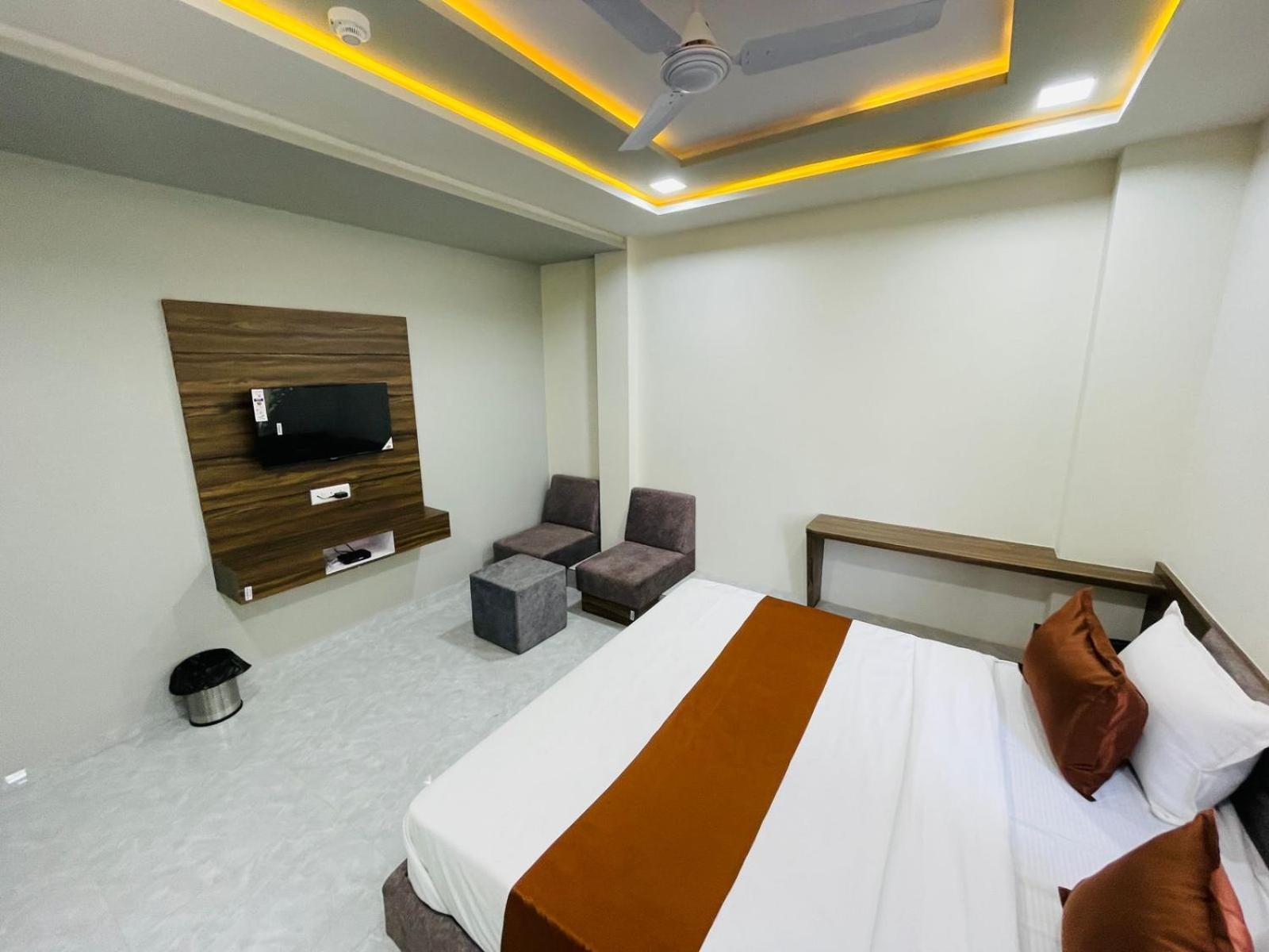 Hotel Nova Blue Ахмедабад Екстериор снимка